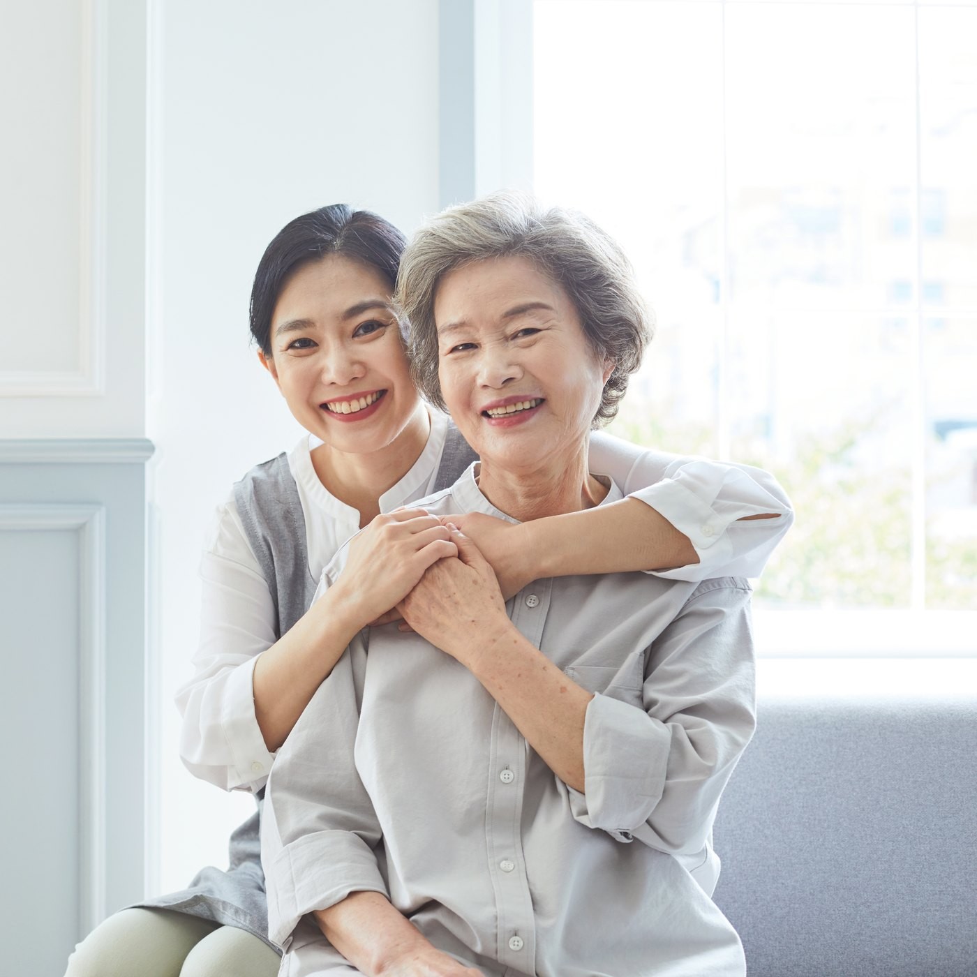 요양보호사가 어르신 댁을 방문해 일상생활을 돕는 모습